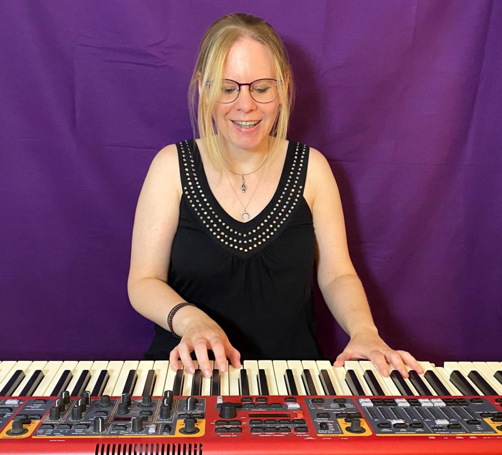 Jessica Mahnke sitzt am Nord Stage Piano