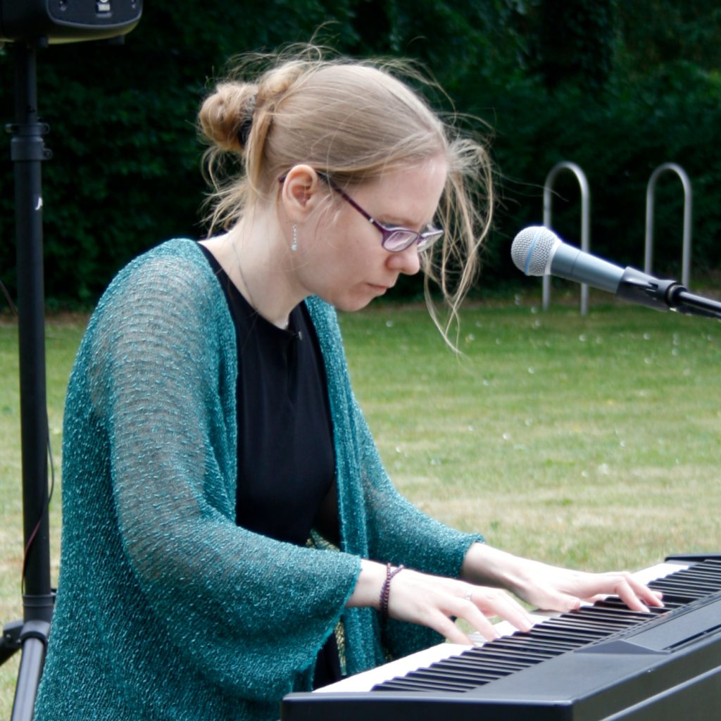Jessica Mahnke spielt live am Piano 