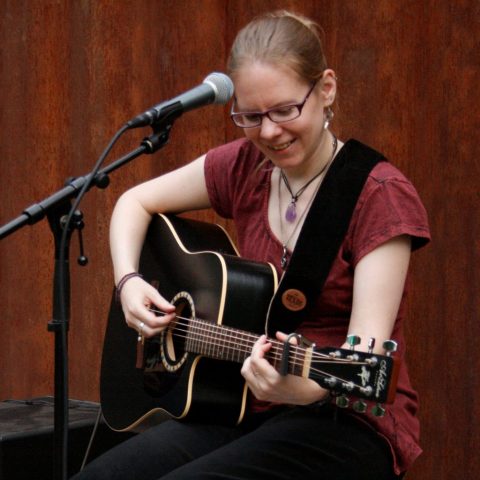 Jessica Mahnke bei einem Solo Gig mit Gitarre und Gesang