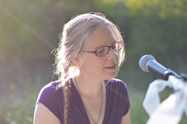 Jessica Mahnke singt in stimmungsvoller Athmosphäre in der Abendsonne