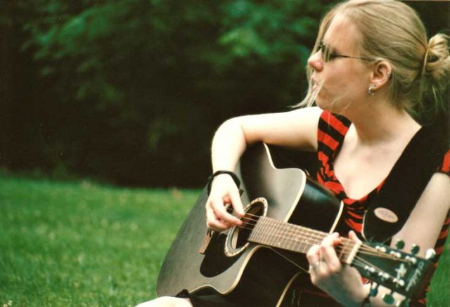Jessica Mahnke spielt Gitarre im Park